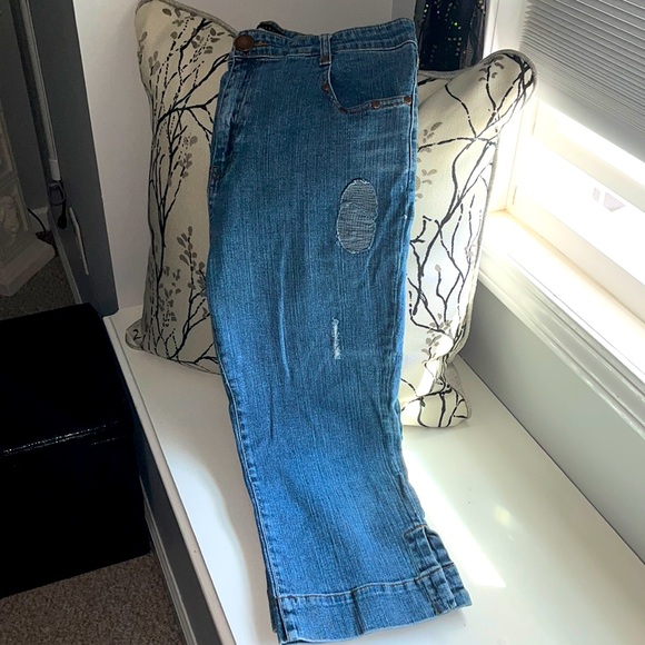 Parallel blue Jean capris with patchwork design - Picture 2 of 5